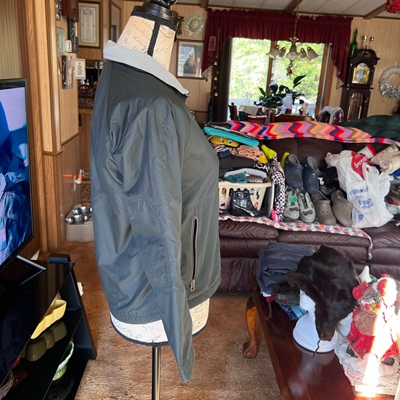 Kids Patagonia fleece lined bomber jacket green size Medium. - Picture 9 of 16